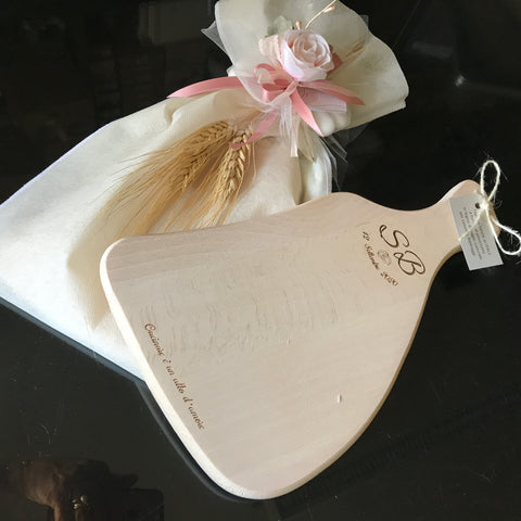 Bomboniera tagliere in legno di faggio sagomato completo di confezione di confetti in sacchetto di TNT.

Dimensioni: cm 19 x 32.

La personalizzazione del tagliere con nome e data realizzata a laser è gratuita.

Il colore della confezione è modificabile in base al dress-code della cerimonia.

Tagliere come bomboniera per matrimonio.