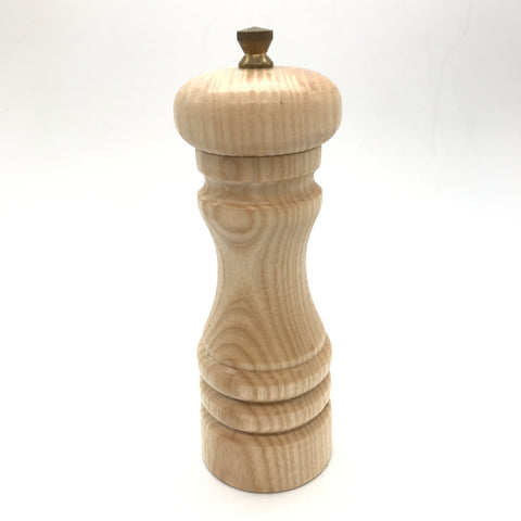 Bomboniera macina pepe in legno.
Dimensione: d cm 5 x h cm 16.
Macinapepe come bomboniera di matrimonio.