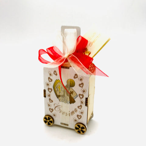 bomboniera cresima a forma di trolley  in legno completo di confetti, bigliettino stampato e nastrini. Trolley come portaconfetti da donare a parenti ed amici in occasione della cerimonia della cresima.